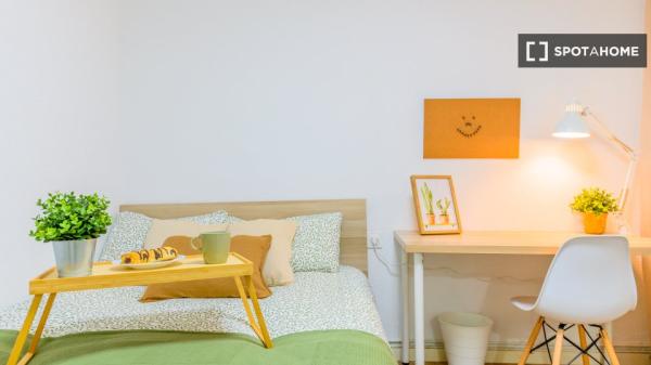 Zimmer in Wohngemeinschaft zu vermieten in Los Rosales, Madrid
