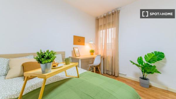 Zimmer in Wohngemeinschaft zu vermieten in Los Rosales, Madrid