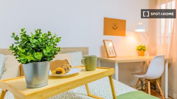 Zimmer in Wohngemeinschaft zu vermieten in Los Rosales, Madrid