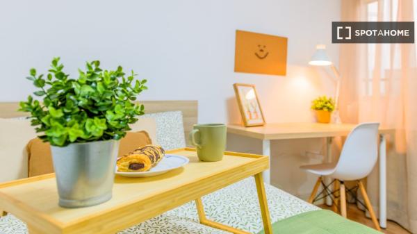 Zimmer in Wohngemeinschaft zu vermieten in Los Rosales, Madrid