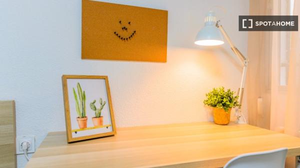 Zimmer in Wohngemeinschaft zu vermieten in Los Rosales, Madrid