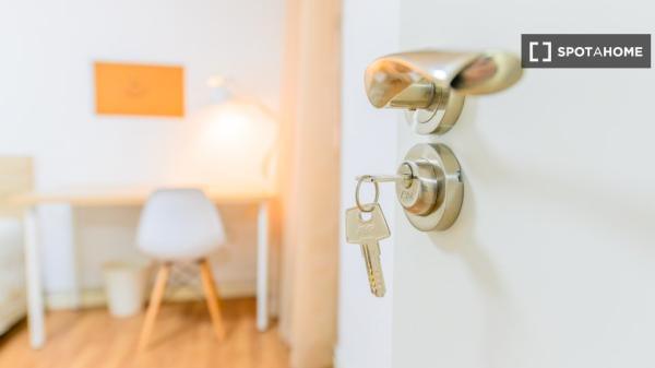 Zimmer in Wohngemeinschaft zu vermieten in Los Rosales, Madrid