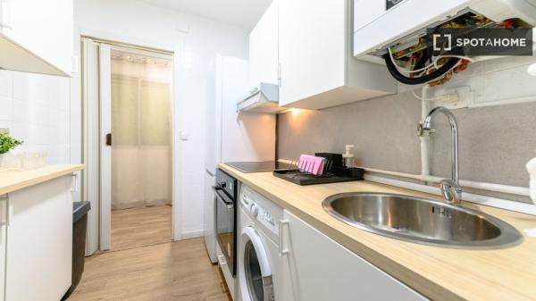 Zimmer in Wohngemeinschaft zu vermieten in Los Rosales, Madrid