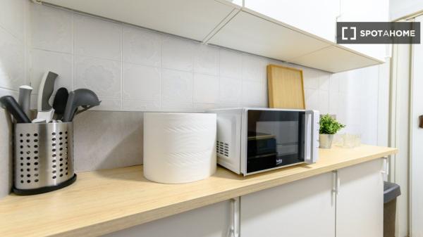 Zimmer in Wohngemeinschaft zu vermieten in Los Rosales, Madrid