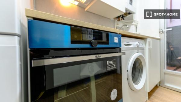 Zimmer in Wohngemeinschaft zu vermieten in Los Rosales, Madrid