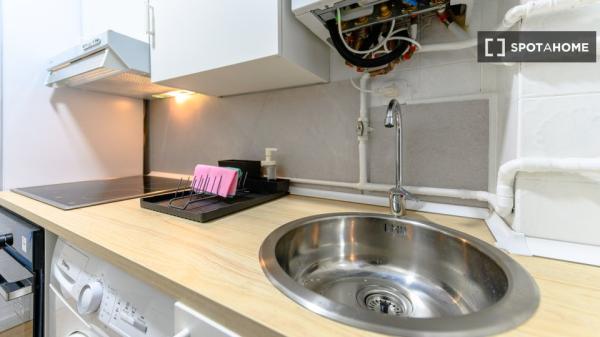 Zimmer in Wohngemeinschaft zu vermieten in Los Rosales, Madrid