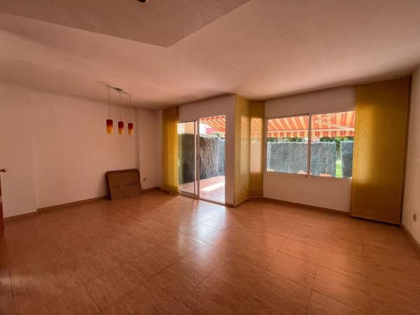 Chalet adosado en calle Vicente Hipolito