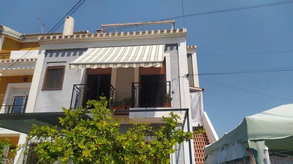 Chalet adosado en calle Aigües, 8 h