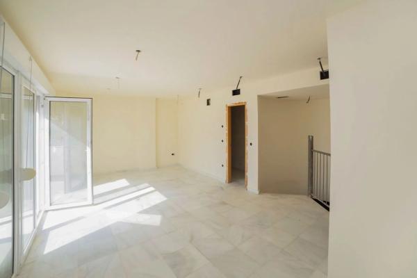 Chalet pareado en calle Anglaterra