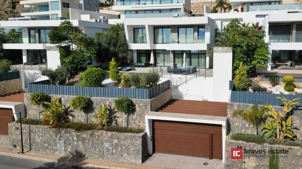 Casa independiente en avenida Murtal