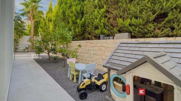 Casa independiente en avenida Murtal