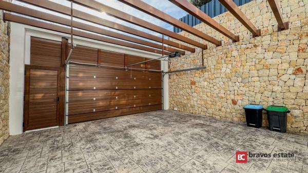 Casa independiente en avenida Murtal