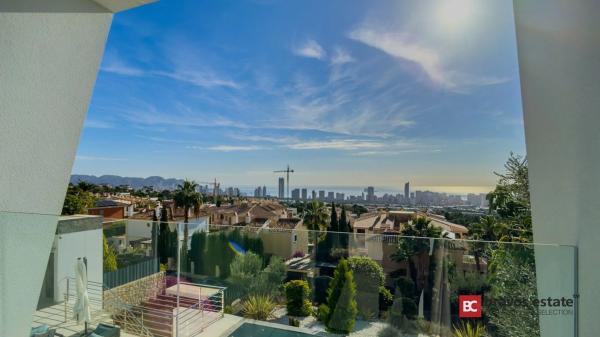 Casa independiente en avenida Murtal