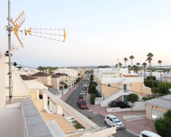 Chalet pareado en calle París, 69