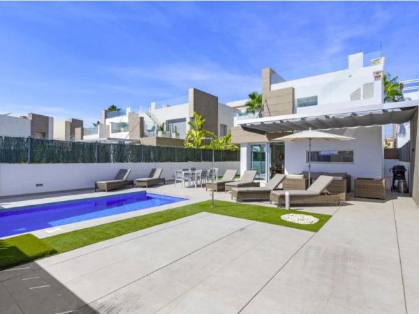 Casa independiente en calle la Malva Rosa