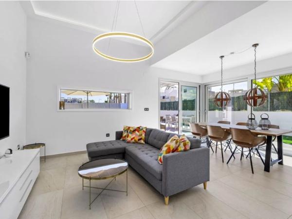 Casa independiente en calle la Malva Rosa