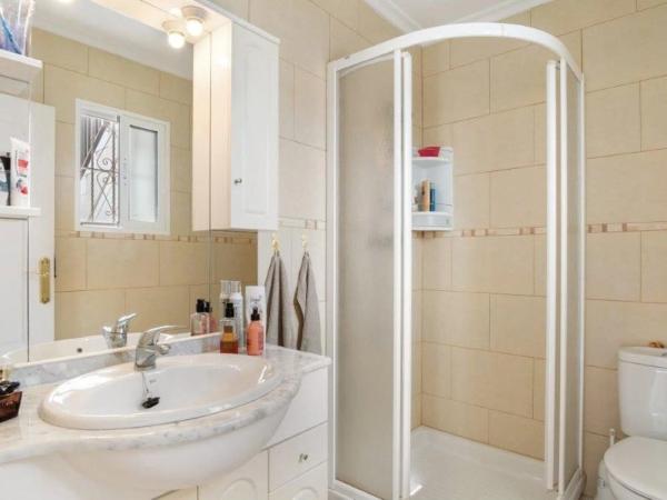 Chalet adosado en via Sense Nom, 1