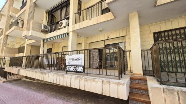 Chalet pareado en avenida de Cervantes, 5