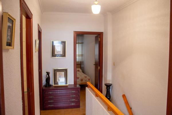 Chalet pareado en avenida de Cervantes, 5