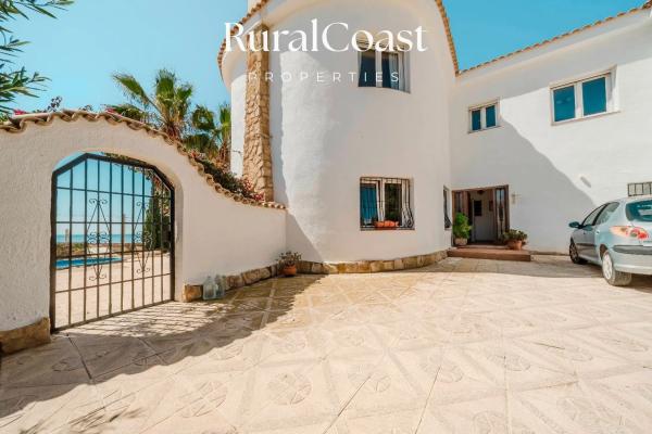 Casa independiente en calle Catral