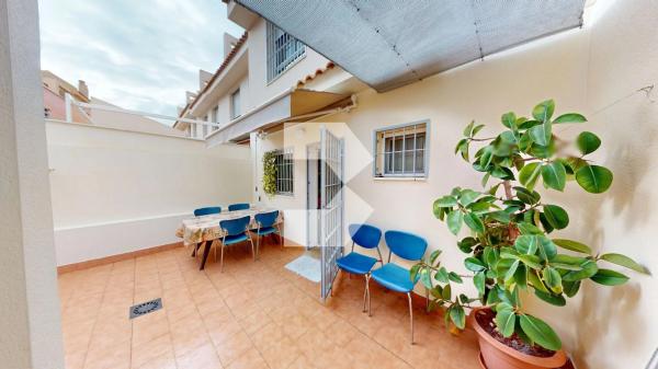 Chalet adosado en calle Serra de Bèrnia