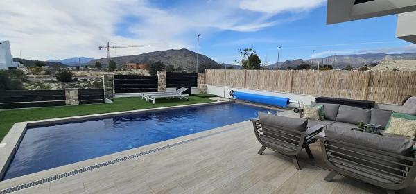 Chalet pareado en calle de Xeraco, 15