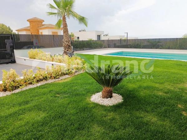 Casa independiente en calle Praga, 18 -34