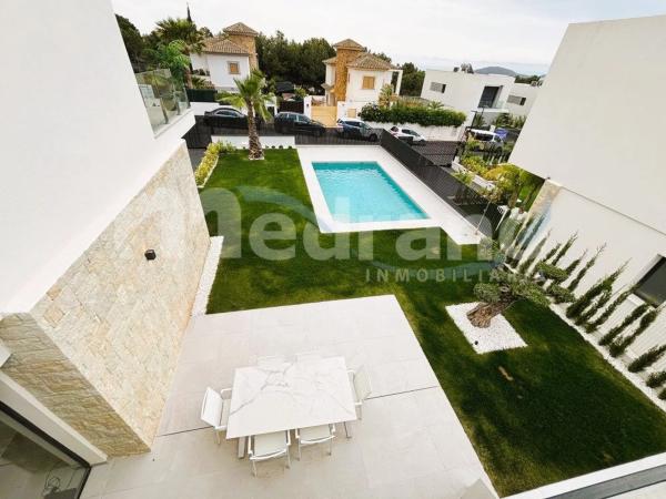 Casa independiente en calle Praga, 18 -34