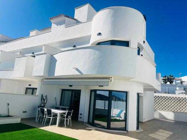 Chalet adosado en avenida Costa Brava, 33