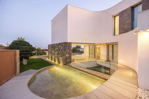 Casa independiente en calle Praga