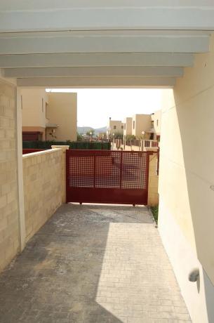 Chalet adosado en calle Capricornio, 9