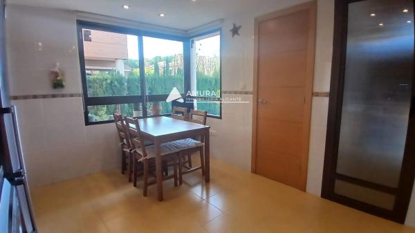 Casa independiente en calle Aries