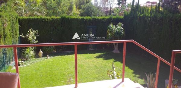 Casa independiente en calle Aries