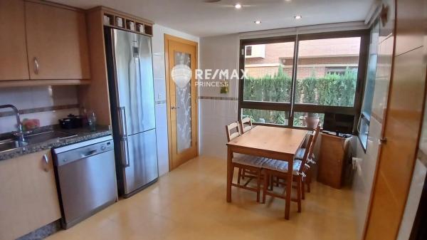 Chalet pareado en calle Aries