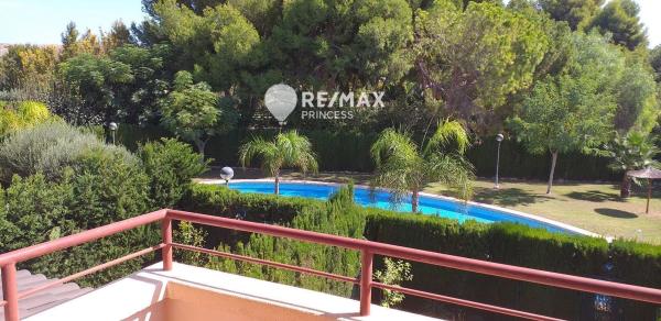 Chalet pareado en calle Aries