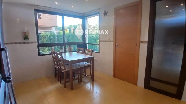 Chalet pareado en calle Aries