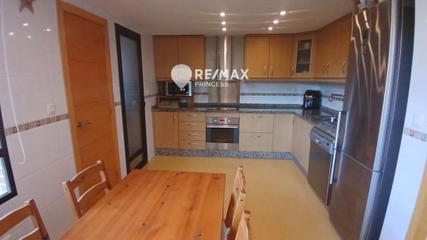 Chalet pareado en calle Aries