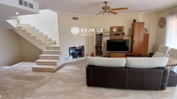 Chalet pareado en calle Aries