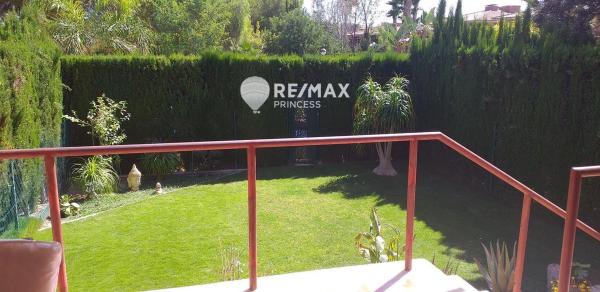 Chalet pareado en calle Aries