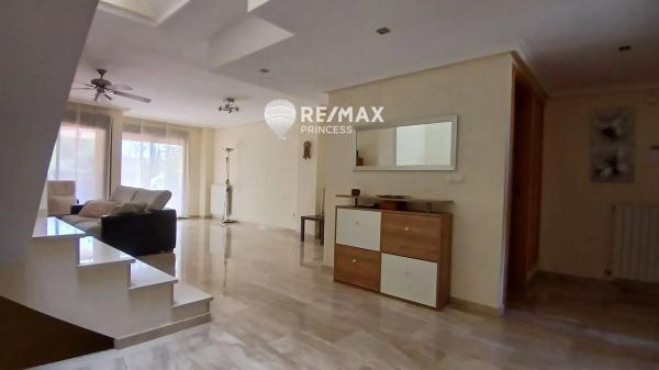 Chalet pareado en calle Aries