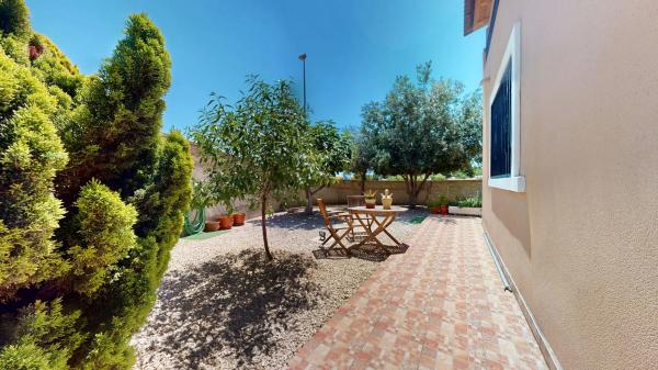 Casa independiente en calle de Mondúver