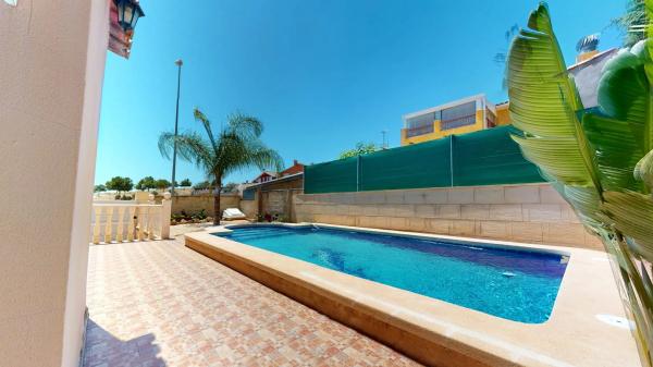 Casa independiente en calle de Mondúver