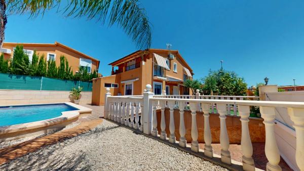 Casa independiente en calle de Mondúver