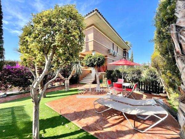 Chalet pareado en calle Pegas