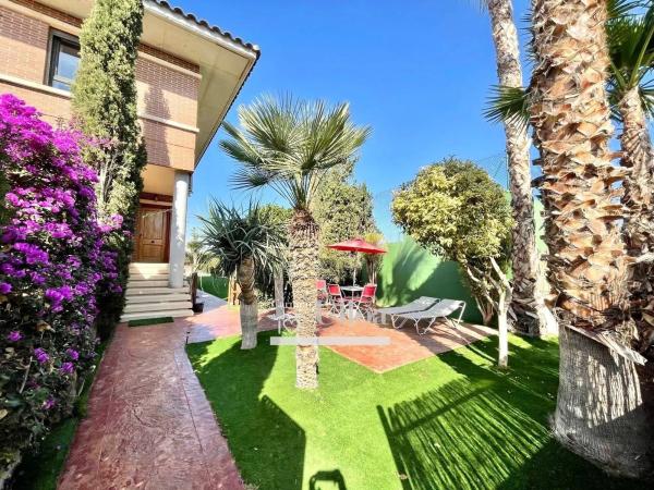 Chalet pareado en calle Pegas