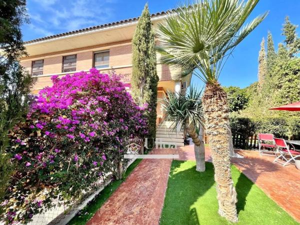 Chalet pareado en calle Pegas