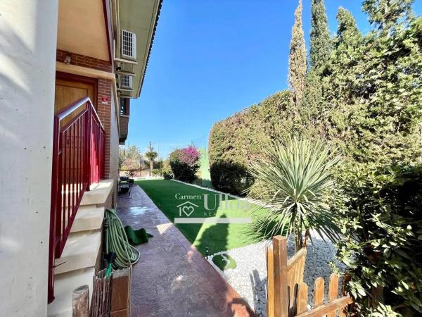 Chalet pareado en calle Pegas