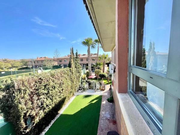 Chalet pareado en calle Pegas