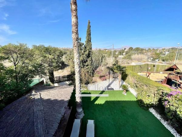 Chalet pareado en calle Pegas