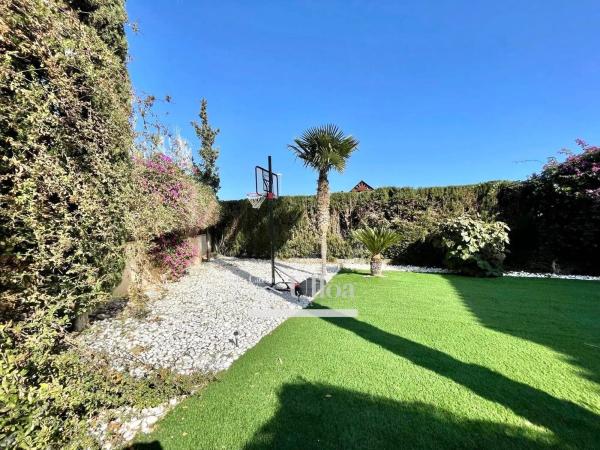 Chalet pareado en calle Pegas